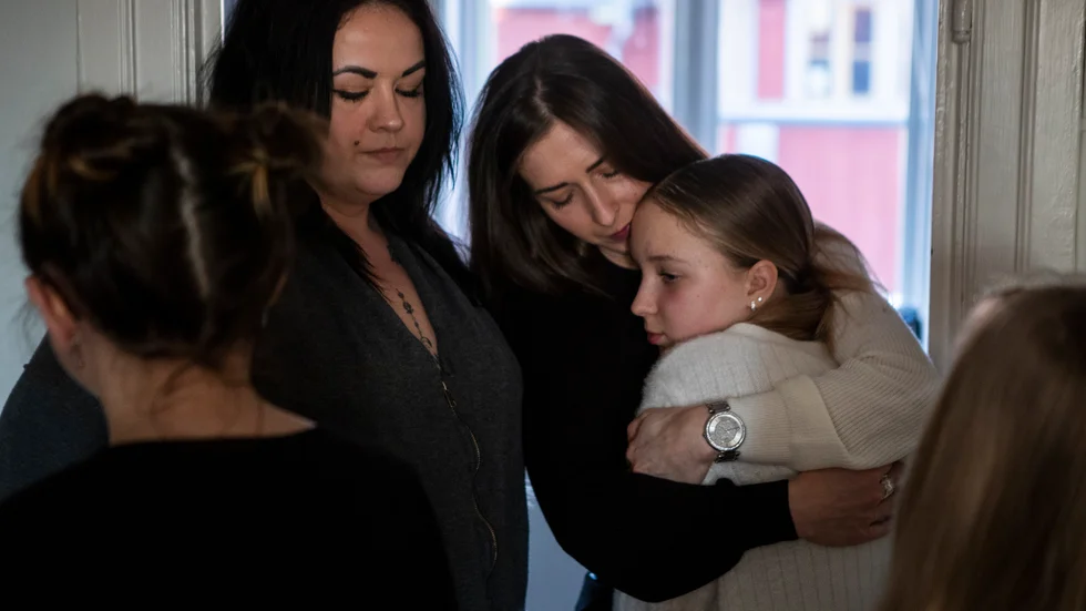 Till vänster Olena och dottern Anastasia. Till höger kramar Alexandra om sin dotter Ilona.