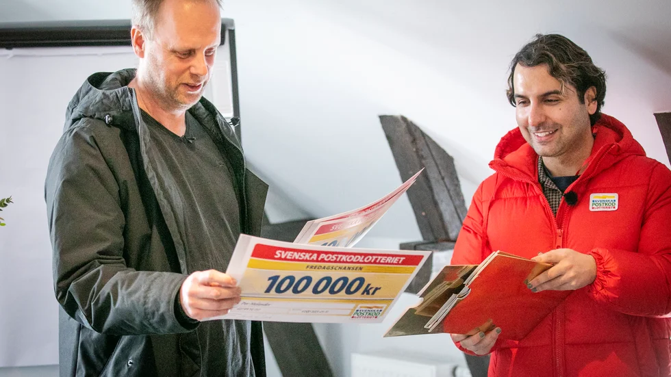 Per Melander och hans fru Jennie Hägerstrand drog ut checkar värda totalt 600 000 kronor ur Postkodlotteriets vinstutdelare Daniel Paris guldkuvert. Mötena med alla gotländska vinnare kommer att visas i Postkodmiljonären i Tv4 fredagen den 31 mars. 