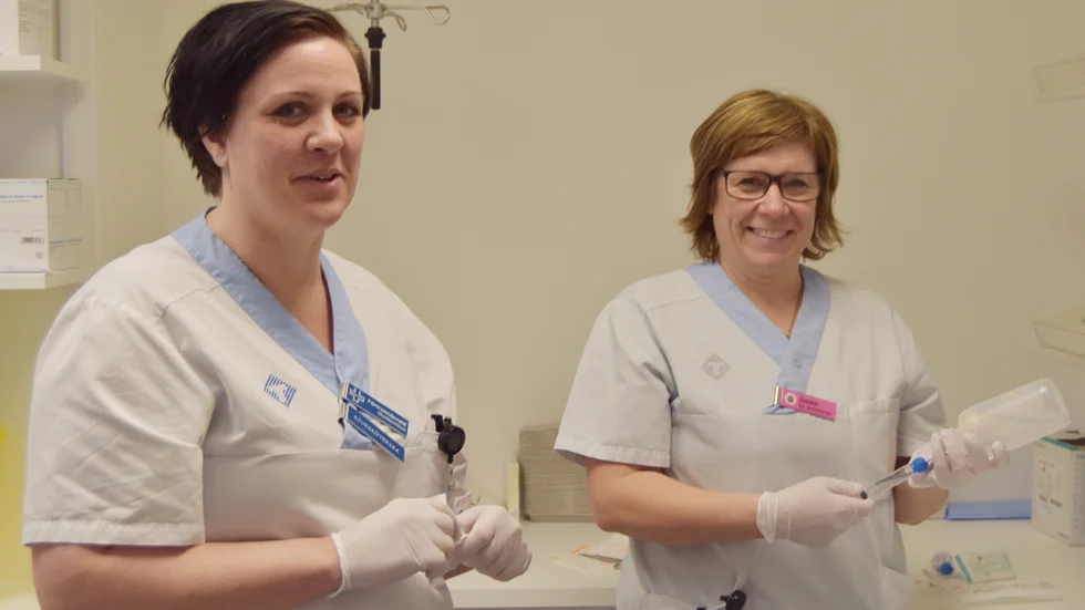 Emma Bjuhr och Sanna Hagman Johansson, sjuksköterskor vid medicinmottagningen är mycket nöjda med renoveringarna. ”Vi har kunnat påverka under hela ombyggnadstiden”, säger Emma. 