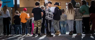 BILDEXTRA: Eleverna samlades utanför stadshuset
