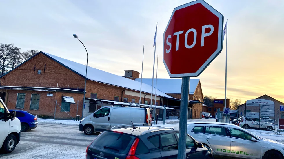 Buss- och lastbilschaufförer sköter sig, men många bilister struntar i att stanna vid stoppskylten. Just här, i korsningen Kyrkogatan-Gillbergavägen, är det ofta så mycket trafik att man tvingas stanna ändå.