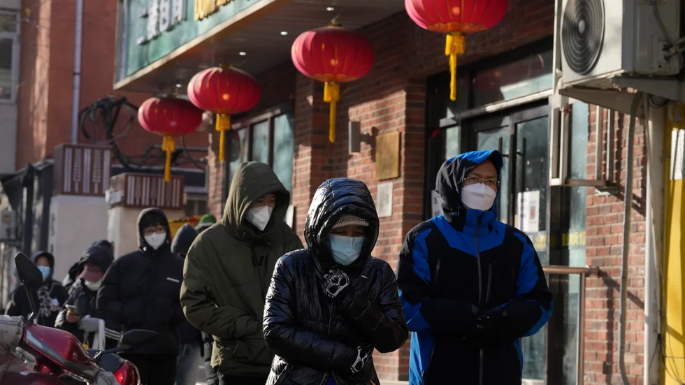 Pekingbor köar utanför ett apotek på tisdagen för att köpa medicin inför ett möjligt större covidutbrott i staden.