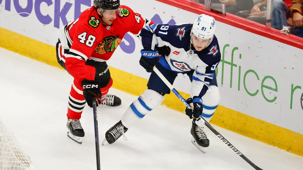 Filip Roos, som gjorde femton matcher i Chicago Blackhawks i inledningen av säsongen, har återigen kallats upp till NHL-laget.