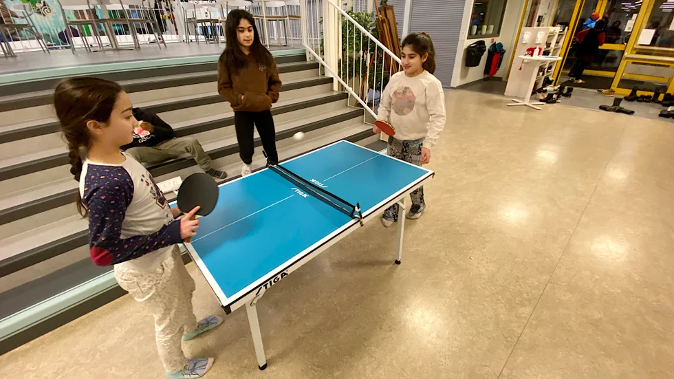 Zubaida Altbaah och Remas Daoud kör en pingismatch. Sara Daoud väntar på sin tur.