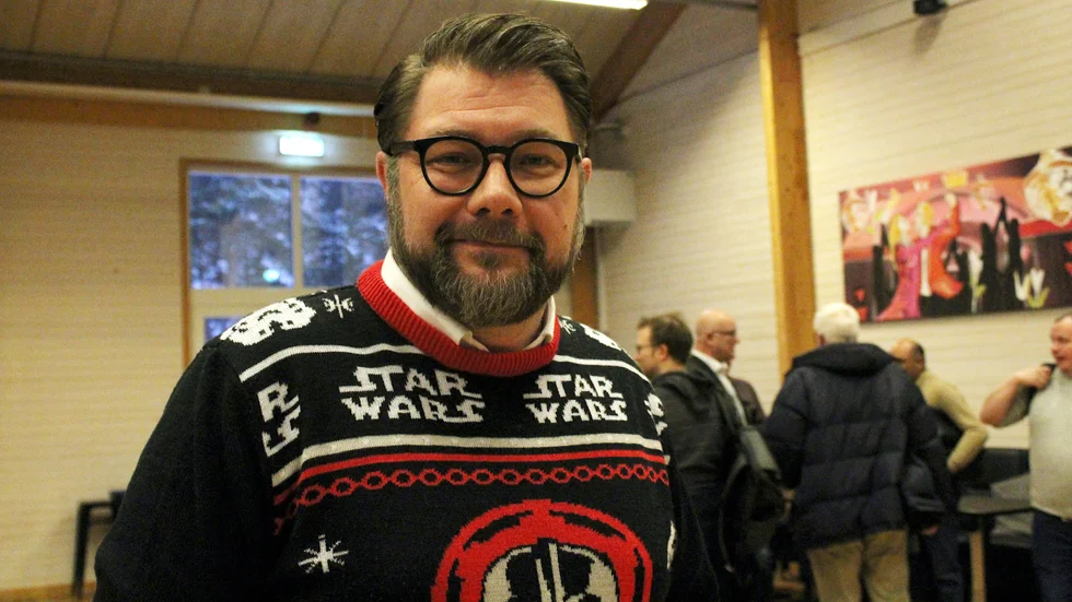 Dan Nilsson (S), iklädd Star wars-tröja, har nu gjort sin sista debatt som kommunstyrelsens ordförande. Han riktade hård kritik mot den nya majoriteten, som "släppt in ett främlingsfientligt parti".