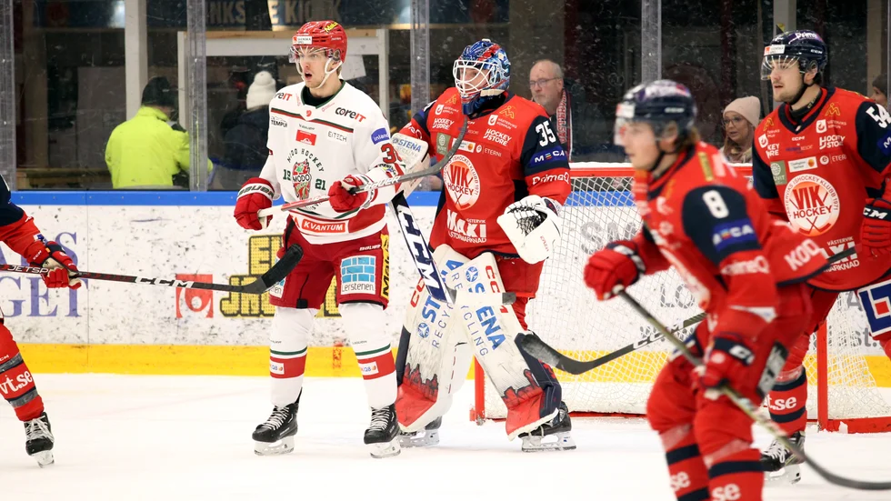 Emil Kruse fick jobba hårt för att få ögonkontakt med pucken.