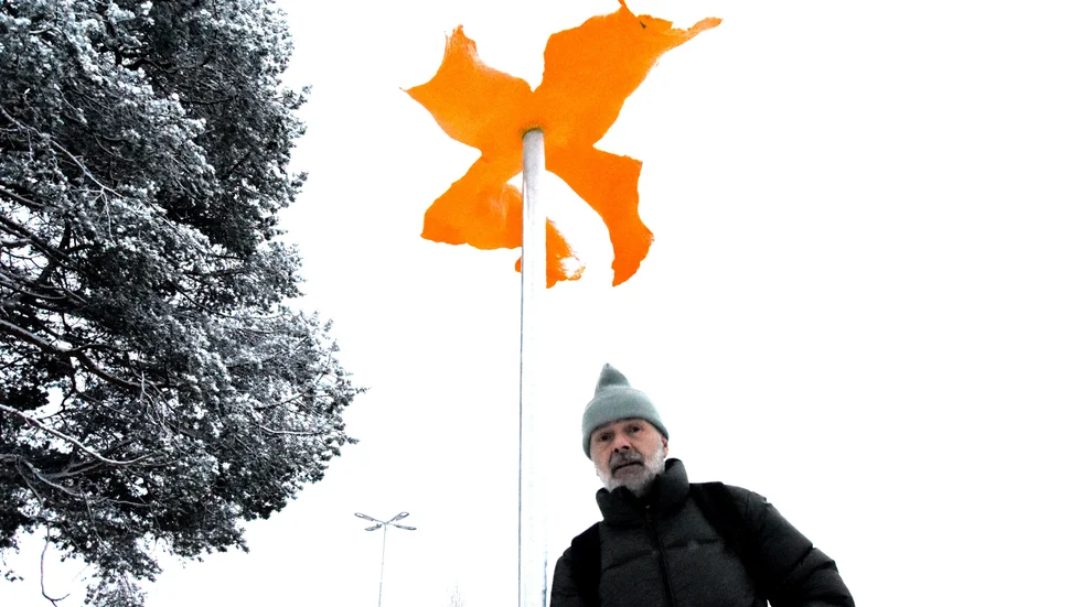 Konstnären Hans Isaksson har utgått från citrusfrukter och speciellt dess skal i det tvådelade konstverket "Fruktstund (Solägget som sprack)" på Bergets förskola i Luleå.