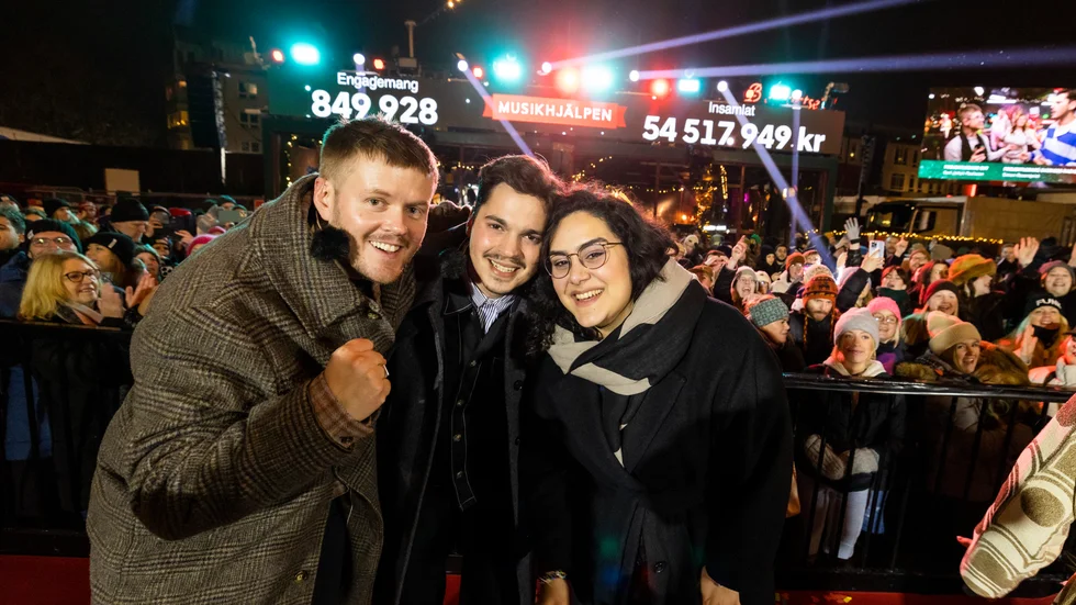 Programledarna Klas Eriksson, Oscar Zia och Tina Mehrafzoon lämnade glasburen på Kungstorget i Göteborg vid klockan 20.40 på söndagen.