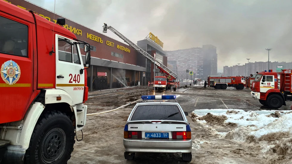 Bild från en annan rysk brand tidigare i veckan, i ett köpcentrum i Balasjicha utanför Moskva.