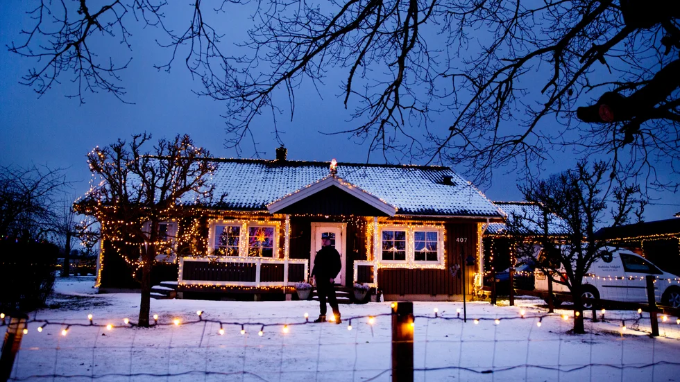 Göran Cedergrens och hans fru Kickis hus lyser upp i elkrisen och inför julen 2022.  ”Det är led-lampor alltihop så det kostar inte så mycket och drar en bråkdel ström”, påpekar han.