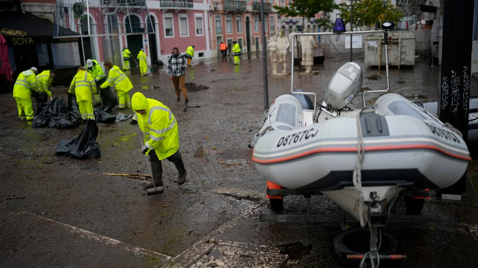 Uppstädningsarbete i Lissabon-förorten Algés på tisdagen.