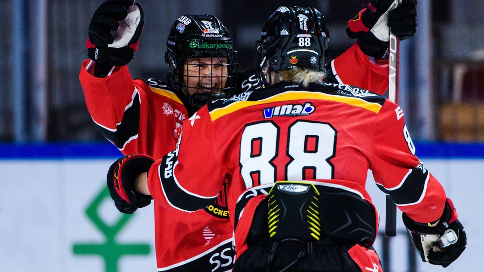 Ronja Savolainen med ryggen mot kameran gjorde två snabba mål mot Brynäs. Det var en start som gästerna aldrig hämtade sig ifrån.