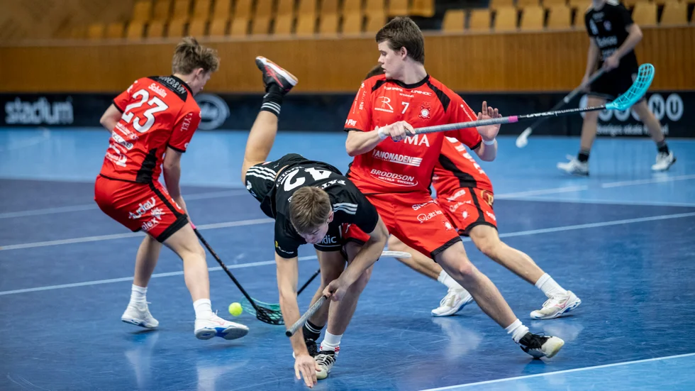 Melker Isaksson, som gjorde ett mål i matchen, satte in en rejäl tackling på FBC:s Anton Lundquist, men på planen var annars Linköpingslaget klart starkast och vann med klara 10-4. Övriga målskyttar var Anton Abrahamsson, Fredrik Ählström och Elias Lundblad.