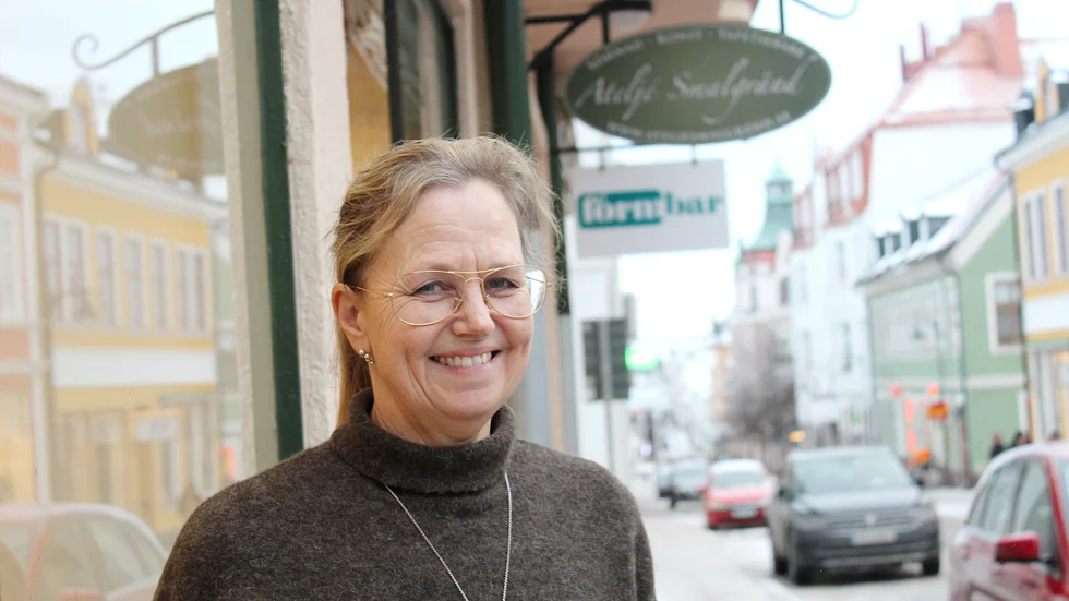 Anette Landström Petersson driver Ateljé Smalgränd på Storgatan. Men snart flyttar hon verksamheten. 
Beslutet att omlokalisera verksamheten har växt fram, men hon upplever att Storgatans handlare inte blivit lyssnade på.