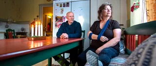 Klev ner i potthål och bröt fot och arm • Ingen mobiltäckning i byn – fick släpa sig hem • ”Jag skrek av smärta men hade inget val”