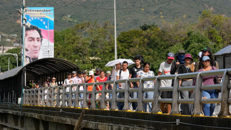 Fotgängare passerar Simón Bolívar-bron som förbinder venezuelanska San Antonio del Táchira med colombianska Villa del Rosario den 26 september. Nu ska gränsen öppnas helt.