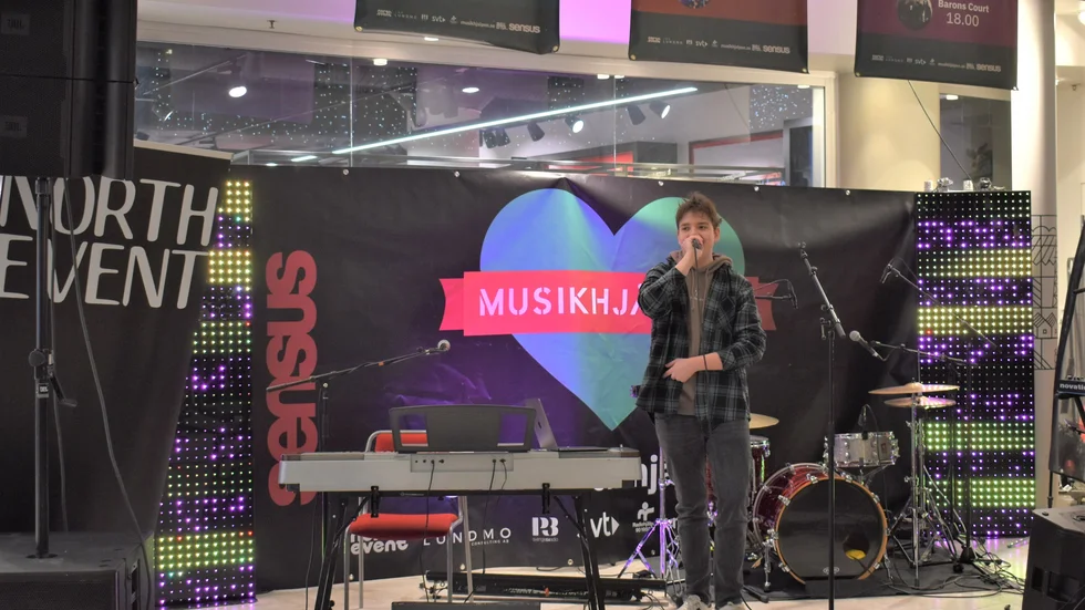 ”Frown” inledde Musikhjälpen under onsdagen. 