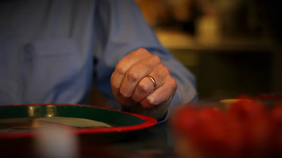 Min man vägrade först att låta några obehöriga komma in till oss och hemtjänst ville han inte höra talas om. Men det har lösts sig genom att jag i början var hemma en stund när hemtjänsten kom, skriver hustrun.