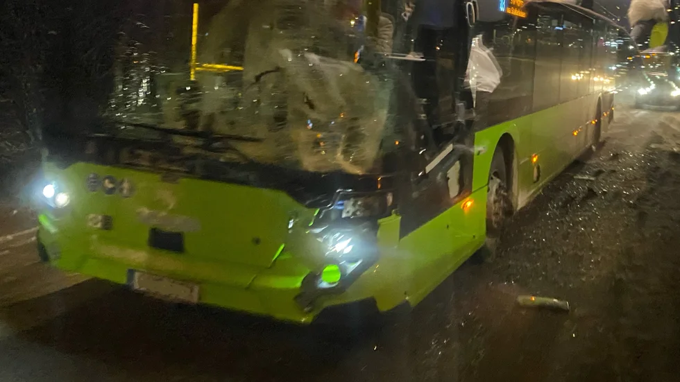 Rutan på bussen fick en kraftig skada på förarsidan.