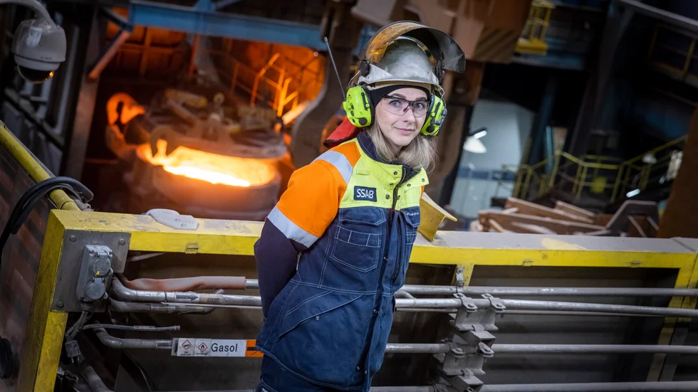 För tre år sedan, mitt under pandemin, förlorade Ronja Sundström sitt jobb. Det innebar en chans att våga testa något nytt. "Jag har alltid tänkt att jag någon gång skulle prova på att arbeta inom industrin. Jag trivs bra på stränggjutningen på SSAB. Den roligaste arbetsuppgiften är att lyfta skänken som innehåller 120 ton flytande stål."