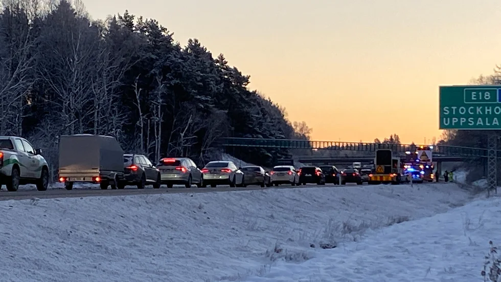 Kilometerlånga köer efter en trafikolycka på E18.