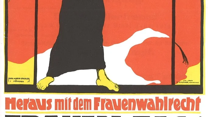Internationella kvinnodagen för 100 år sedan, på affischen kräver tyska kvinnor rösträtt. Den första internationella kvinnodagen hölls 1910, på iniativ av Andra internationalen. Varje år i alla länder skulle man den 8 mars fira en kvinnodag under parollen: Rösträtt för kvinnor skall ena vår styrka i kampen för socialism. Sedan 1978 finns den 8 mars med som en internationell kvinnodag på FN:s lista över högtidsdagar.