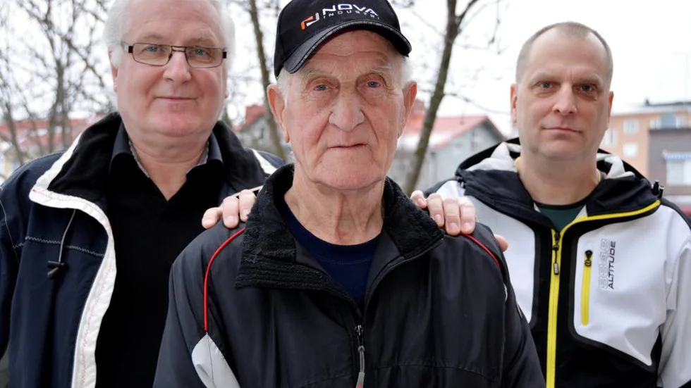 John Sundqvist vill skapa debatt kring sjuka människors transporter till andra sjukhus och vad som är rimligt.
”Jag brukar inte protestera, jag brukar tänka att det mesta går, men den här gången kändes det fel” säger han, här med sönerna Bertil Sundqvist (till vänster) och Göran Sundqvist.