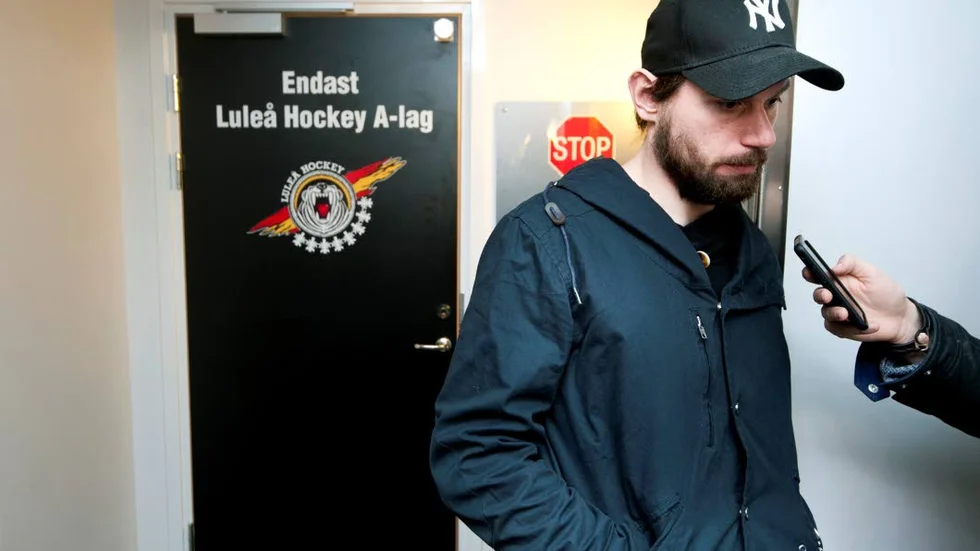 Niklas Olausson hoppas att hans axelskada ska läka fortare än vad de första rapporterna sa.