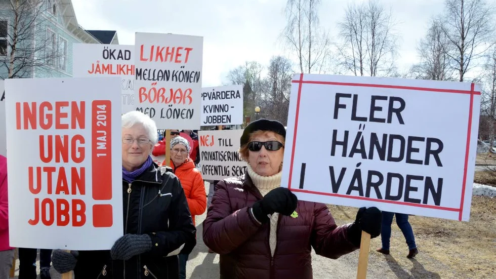 Med på tåget. Anita Lind (till vänster) och Kerstin Josefsson visade sina budskap i förstamajtåget i Gällivare.