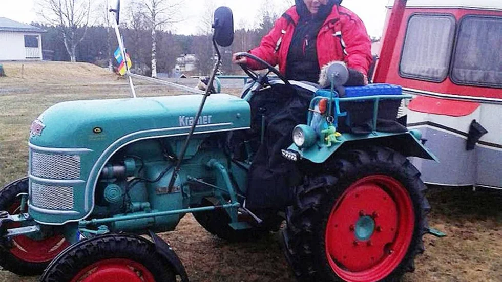 VILKET EKIPAGE! Tyskan Inge Selchle och hennes traktor, en Kramer av årsmodell 1955, är på väg mot Nordkap med husvagn på släp.