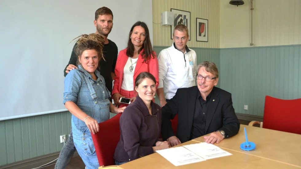 SAMARBETE. Sophie Gunnarsson, Fredrik Nilsson och Helena Carlsson (sittandes) från RFSL, samt Jeanette Nilsson, tillväxtchef, Daniel Rönnbäck (M) och Bosse Strömbäck (V).