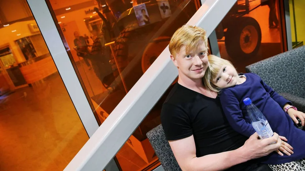 Familjeaffär. Lennart Petrell, här med dottern, har landat i Luleå – för att vara med och slåss                                  om SM-guldet den kommande säsongen. ”Vi har många duktiga spelare”, säger han.