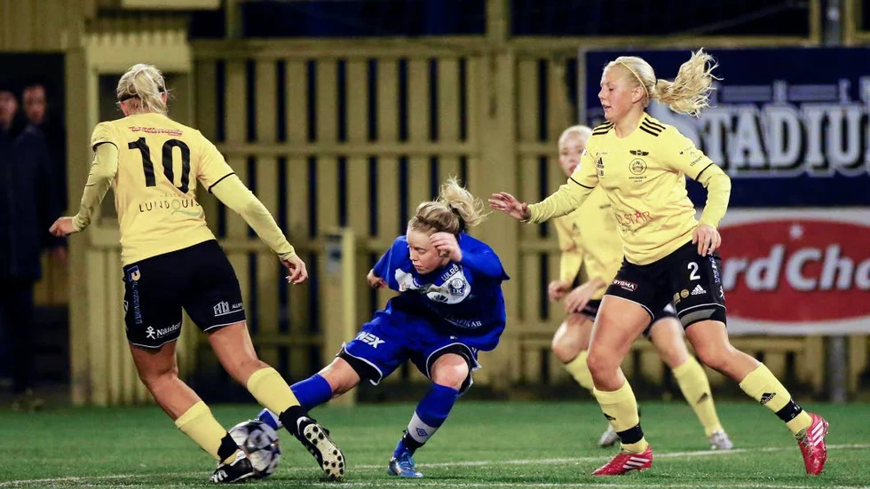 Straffspecialist. Elin Nilsson (nummer 10) gjorde två straffmål i derbyvinsten mot Alvik.