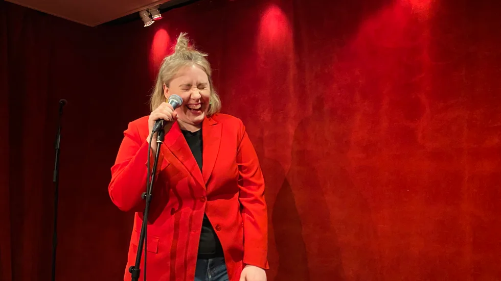 Smittande skratt. Anna Karlsson är både klubbvärd och komiker som hörs och syns på Fyris Comedys klubbkvällar på Reginateatern.
