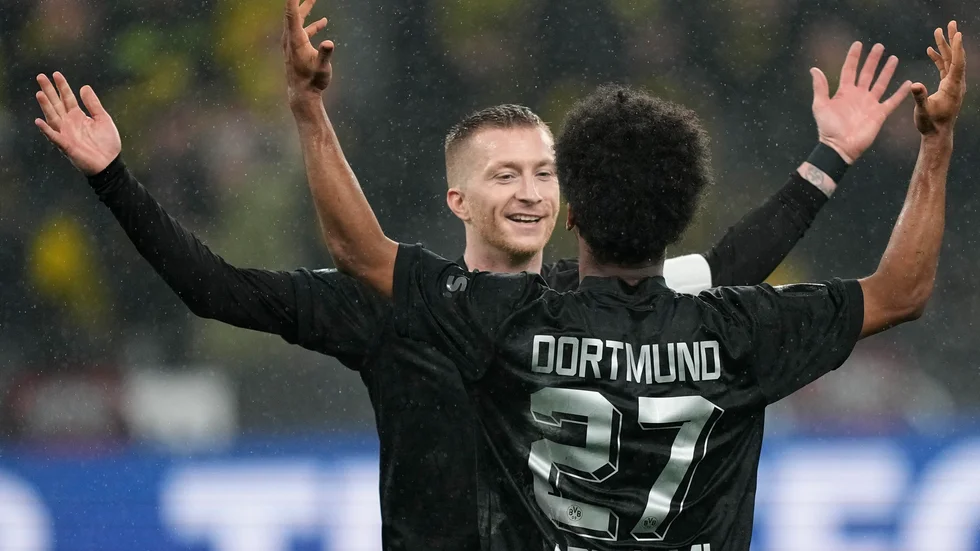 Dortmunds Karim Adeyemi, och Marco Reus jublar under hemmamötet med Hertha Berlin.