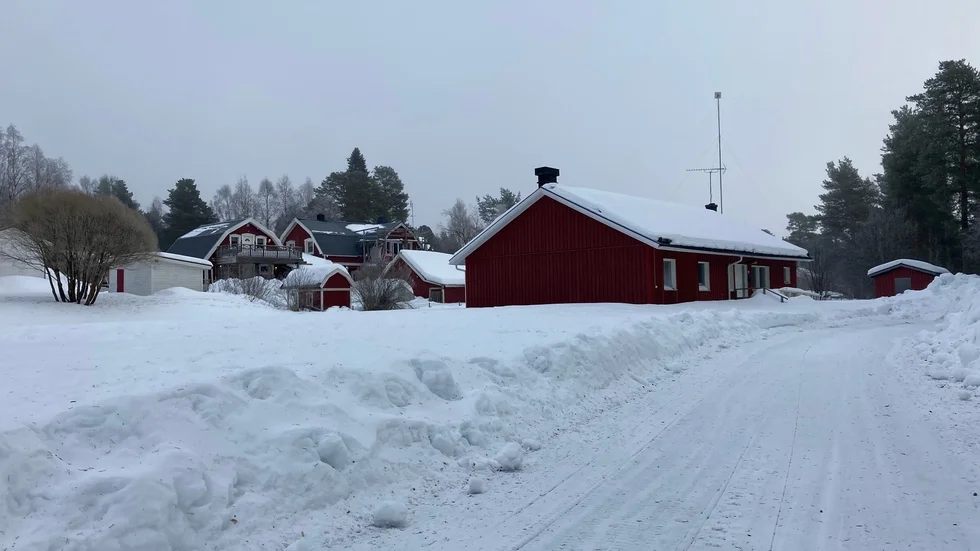 Här är tomten för det nya särskilda boendet och korttidsboendet, och huset som kommunen ska sälja.