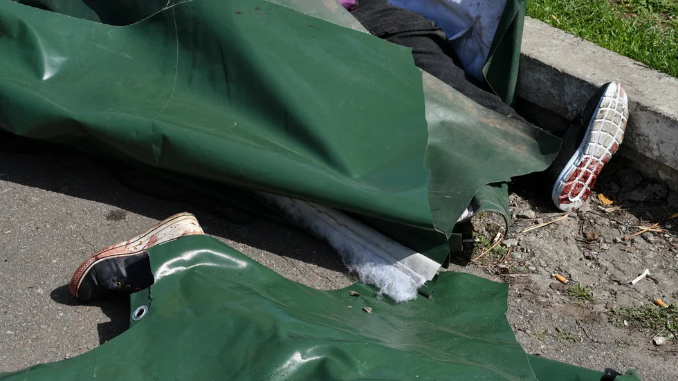 Omkring 60 människor som var på väg att fly undan krigets fasor dödades när en klusterbomb fälldes över en järnvägsstation i Kramatorsk i Ukraina i april förra året.