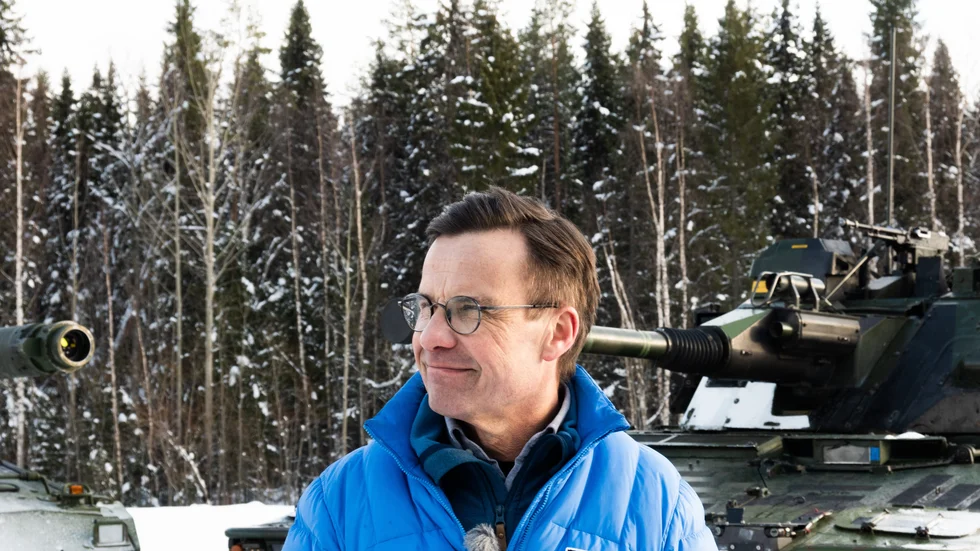 Statsminister Ulf Kristersson, här på militärbesök i Boden, förutspås av debattören en svår förtroendeuppförsbacke i sitt regerande. 