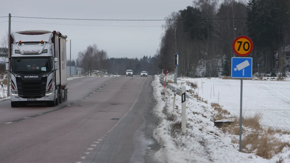 Två trafikkameror sitter utplacerade på vägsträckan Malmby–Grundbro. Under förra året fångades 660 stycken fortkörare av dessa två kameror.