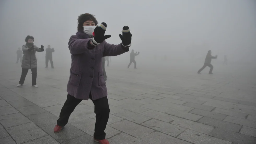Kinesiska pensionärer utövar Tai Chi i staden Fuyang 2013.