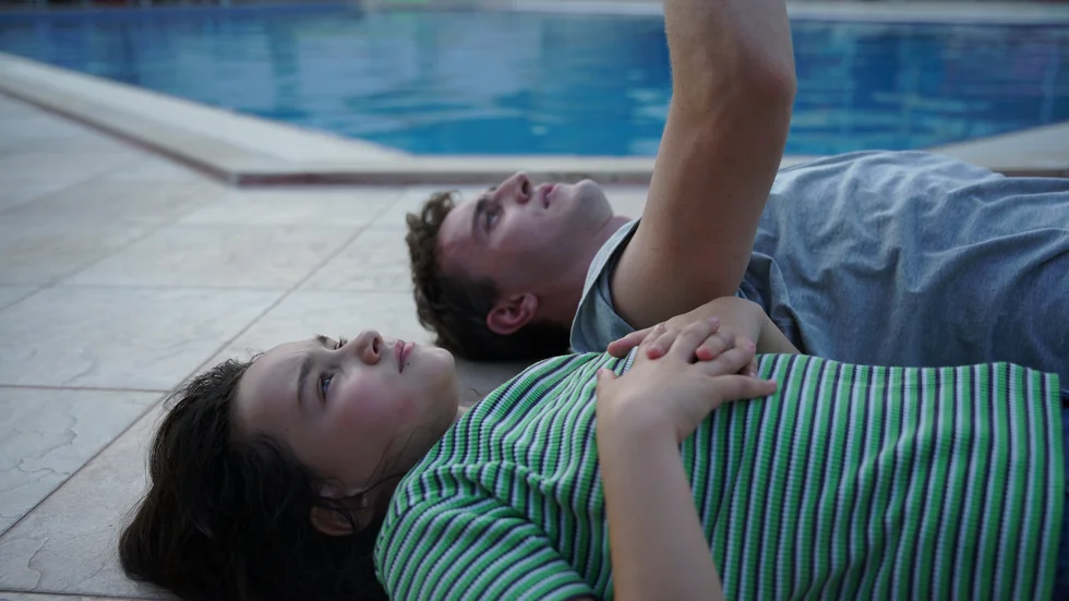 Charlotte Wells långfilmsdebut "Aftersun" är en närgången skildring av en dotter och far på loj och riktningslös – och betydelsefull – solsemester med en mörk klangbotten.