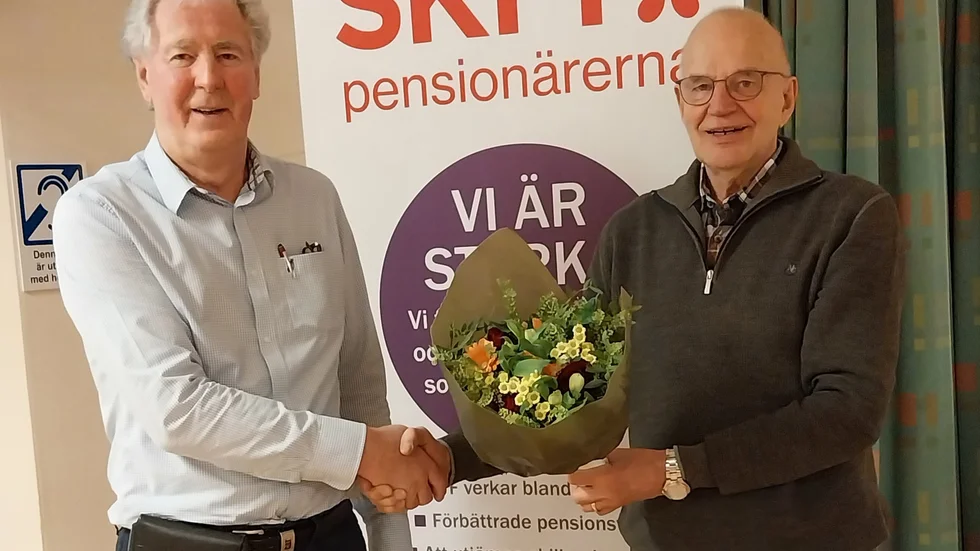 Per-Ulf Sandström kliver av ordförandeposten och avtackas av nyvalde ordföranden Hans B Nilsson.