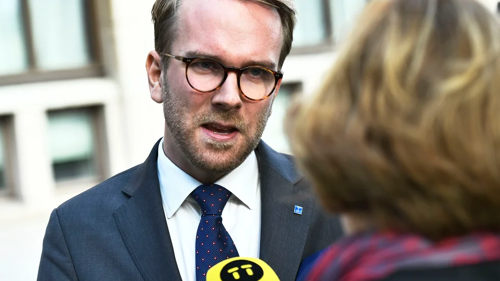 Bostadsminister Andreas Carlson säger till SVT att Bromma kan bli en omställningshub för elflyget och att det vore "direkt osmart" att avveckla flygplatsen i förtid. Arkivbild.