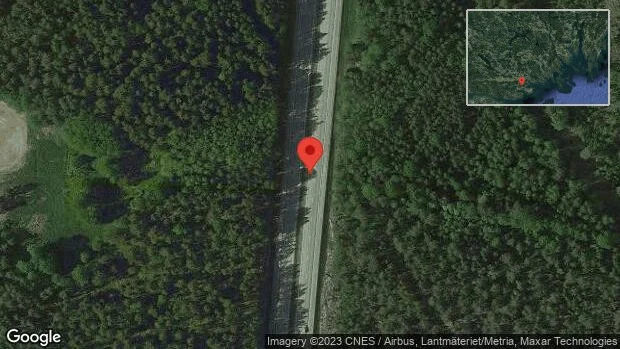 En personbil i trafikolycka på väg 53
