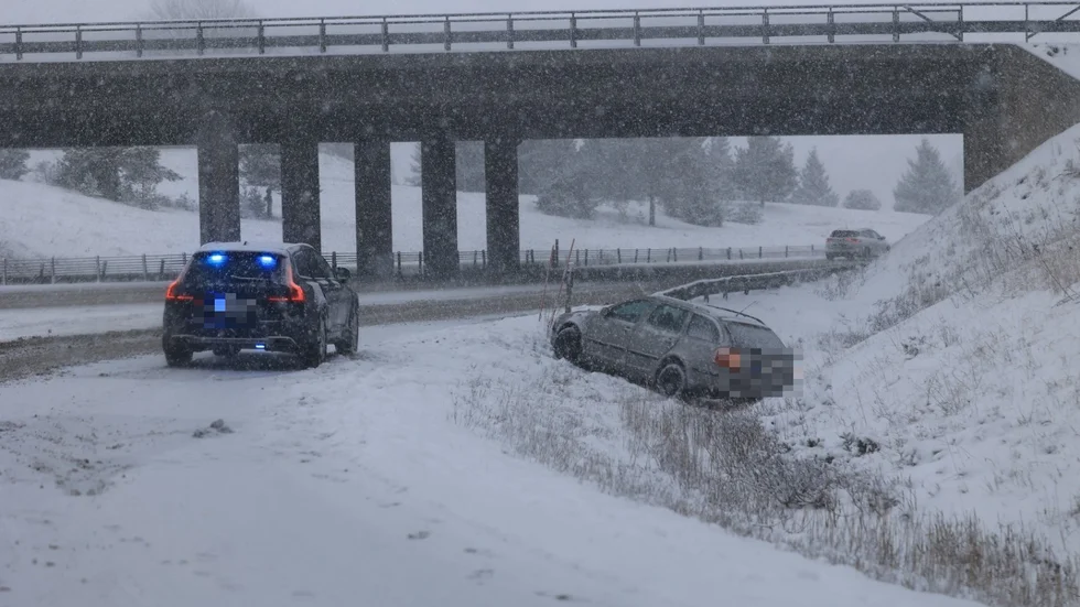 Under torsdagseftermiddagen åkte en bil av vägen i Romberga.