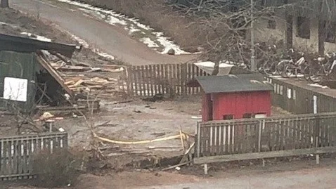 Staketet kördes ned och en byggnad skadades när en bil körde in på förskolans gård, natten mot lördagen. 