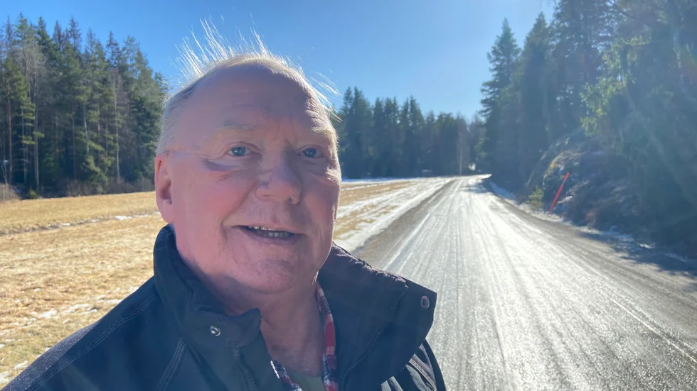 "Hur många hundra tusen tror du att detta kostat, att ploga ned gruset i dikena?" Arne Malmkvist kämpar för att Trafikverket eller kommunerna ska städa upp längs skogsvägarna norr om väg 57.