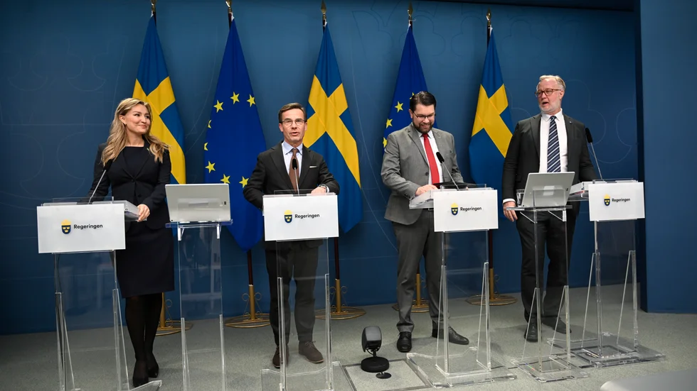 Skribenterna menar av många av dagens ekonomiska problem beror på regeringens övertro på marknaden och rädsla för statliga regleringar.