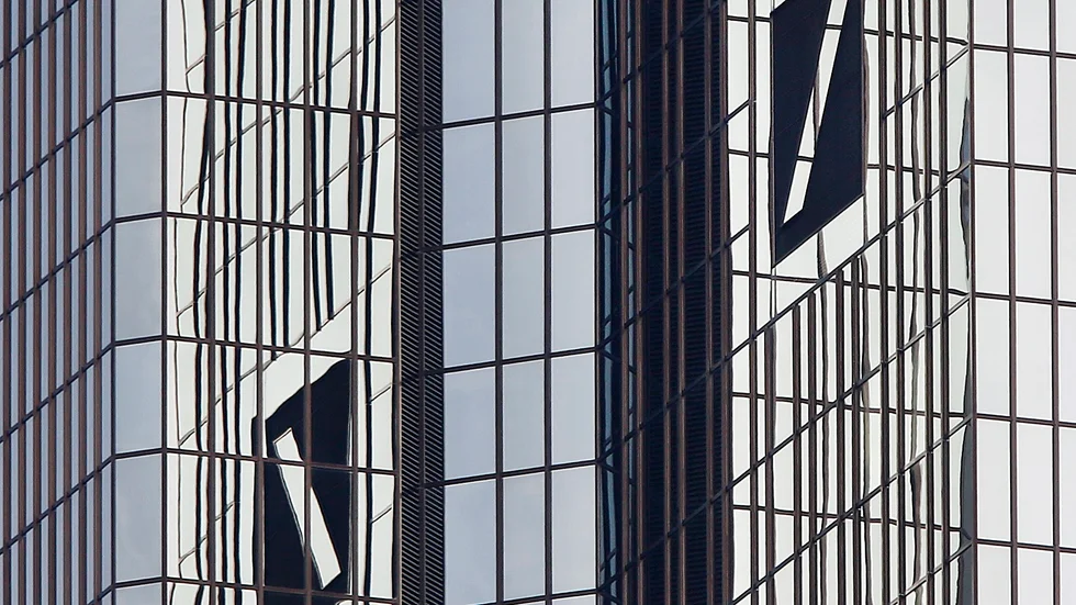 Deutsche Bank, hårt pressad i bankoron, bekräftar finansiella mål. Arkivbild