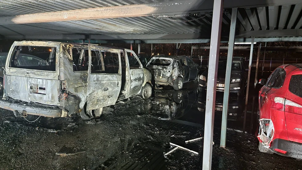 Brand på Vilbergsgatan i Norrköping under natten mot tisdag där flera fordon drabbades.